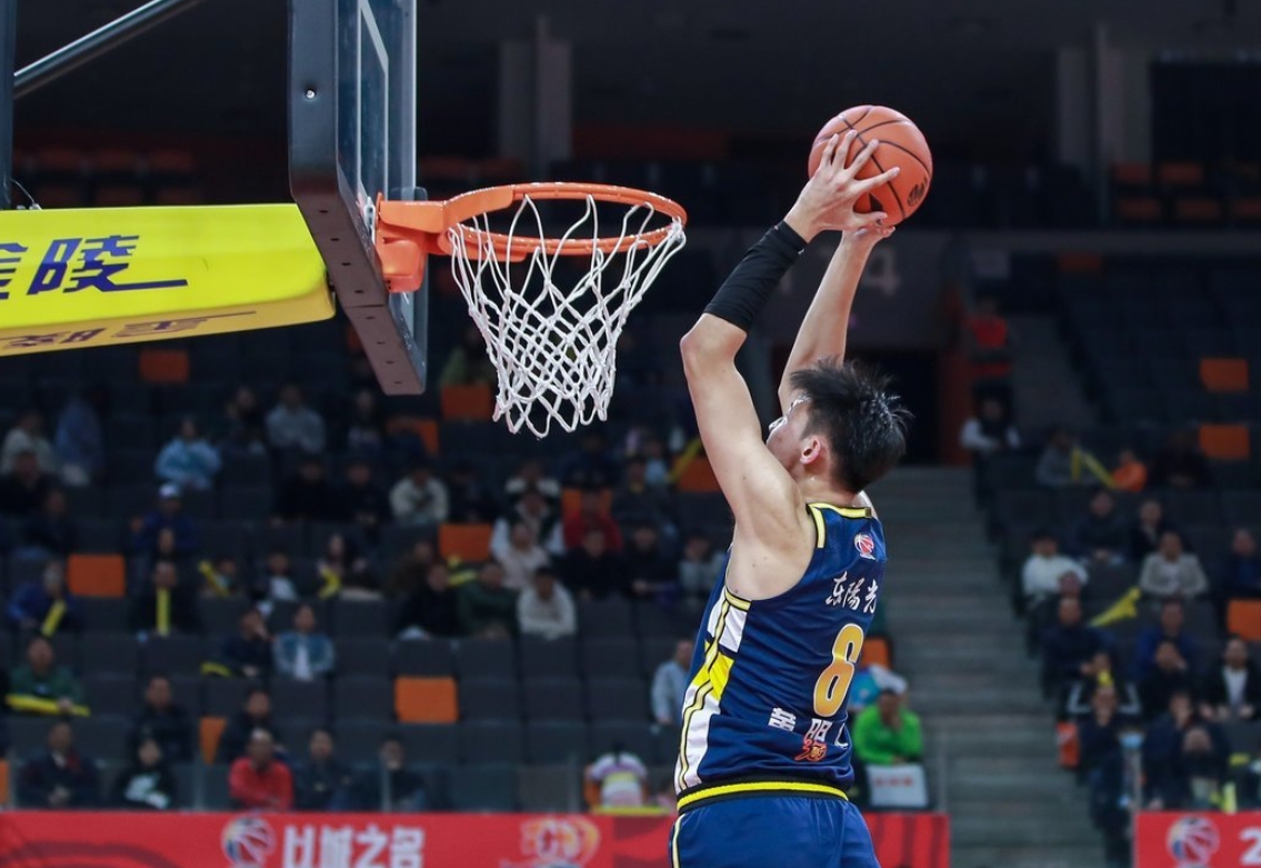 广东队鏖战雄鹿，布克带队取胜的简单介绍